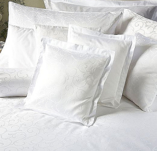 Luxusní damaškové povlečení ORNELLA 200x220+2x 70x90 cm, barva BÍLÁ